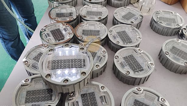 Cold-resistant solar road studs customized for low-temperature regions, equipped with -40℃ tolerant lithium battery, optimized anti-freezing circuit, and durable casing to maintain stable operation in extreme cold