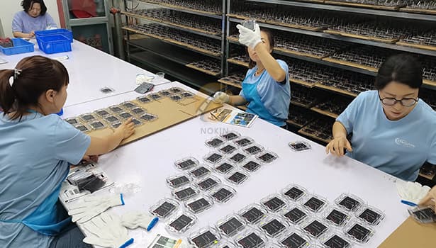 High-brightness solar road studs (≥300cd brightness, ≥200m visibility) customized for highways, with white/yellow 2-3Hz flashing LED lights to enhance long-distance lane boundary recognition at high speeds