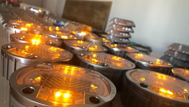 Bulk glowing OEM solar road studs - Ready-to-ship finished products for overseas importers & road safety equipment distributors