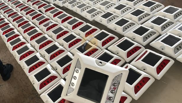 Bulk white OEM solar road studs with built-in solar panels - Customizable road safety devices for brand owners & traffic equipment supplier