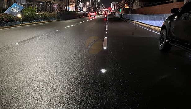 Solar road studs on highway centerline providing night-time road guidance