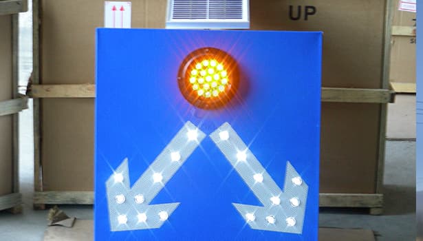 Solar traffic sign with two downward arrows and warning light