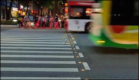 LED Solar road stud lights make zebra crossing safer（2）