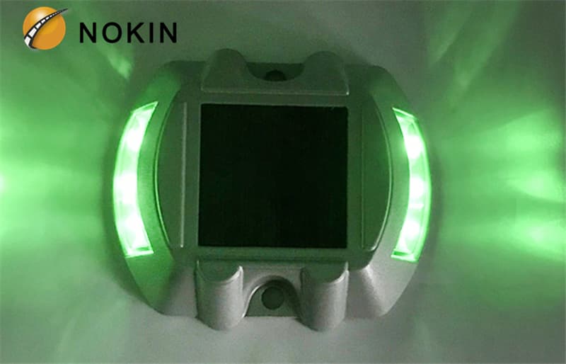 Blinking solar poweredd road stud light