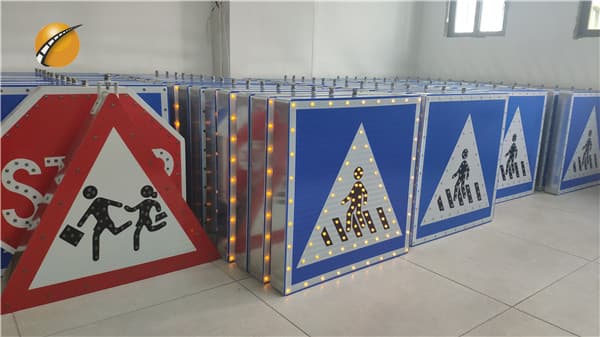 Solar Powered Batteries Rechargeable LED Traffic Sign
