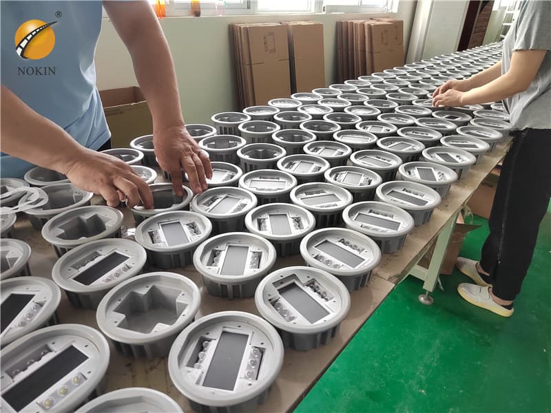 Bi-Directional Solar Pavement Levelled Marker Flashing Type