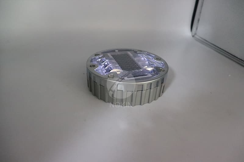 Driveway solar powered road stud for heavy duty