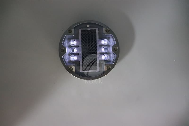 Driveway solar powered road stud for heavy duty