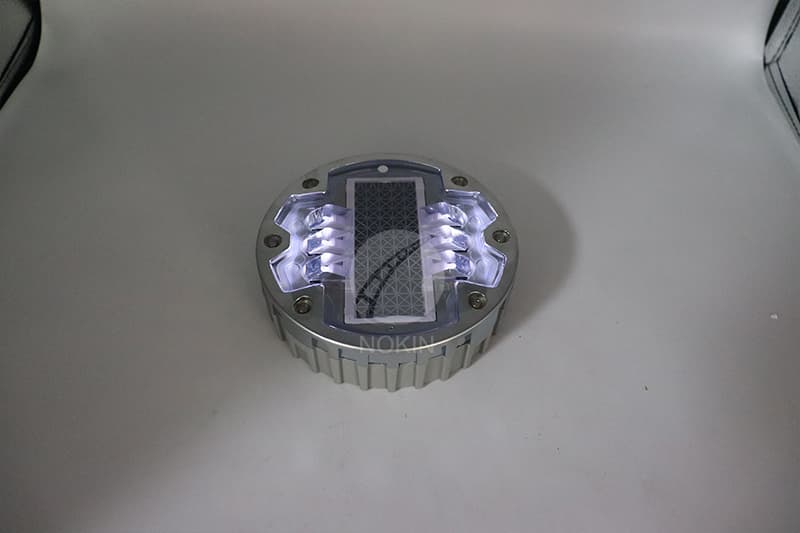 Driveway solar powered road stud for heavy duty