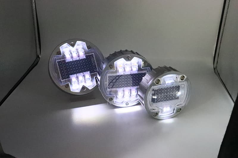 solar powered cat eyes for bridge