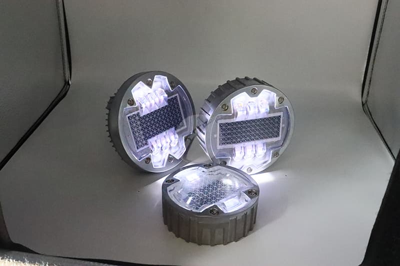 solar powered cat eyes for bridge