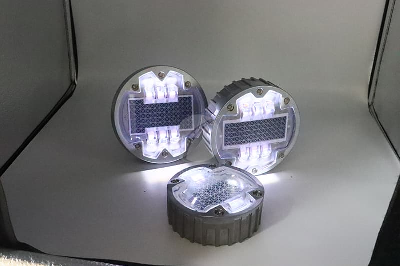 solar powered cat eyes for bridge