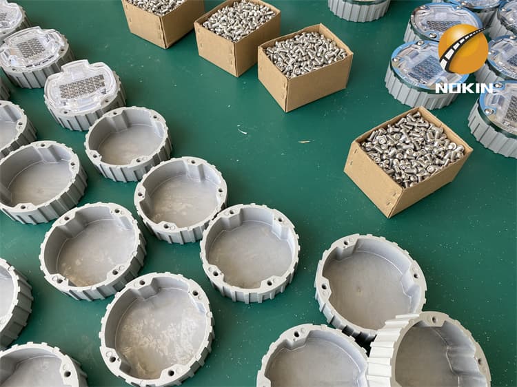 Aluminum solar stud light with high-strength aluminum housing