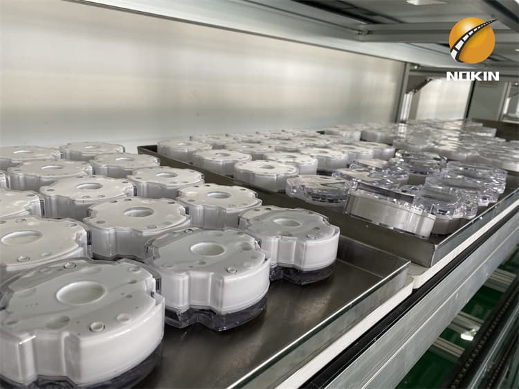 High load capacity LED solar road stud