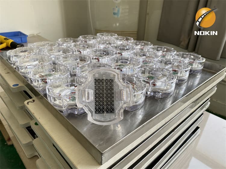 High load capacity LED solar road stud