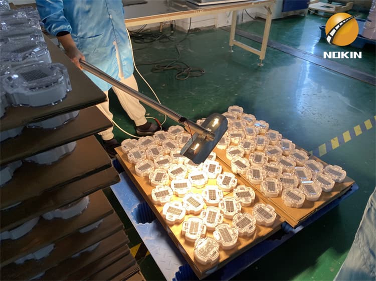 Working Principle of Solar Road Stud Light