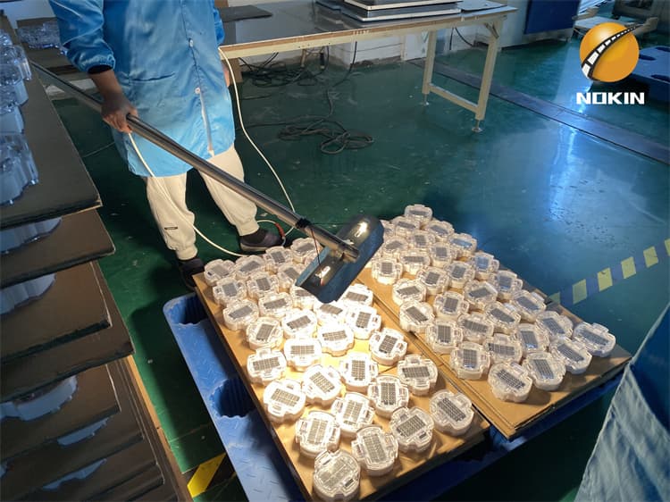 Working Principle of Solar Road Stud Light