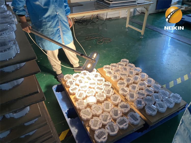 Working Principle of Solar Road Stud Light