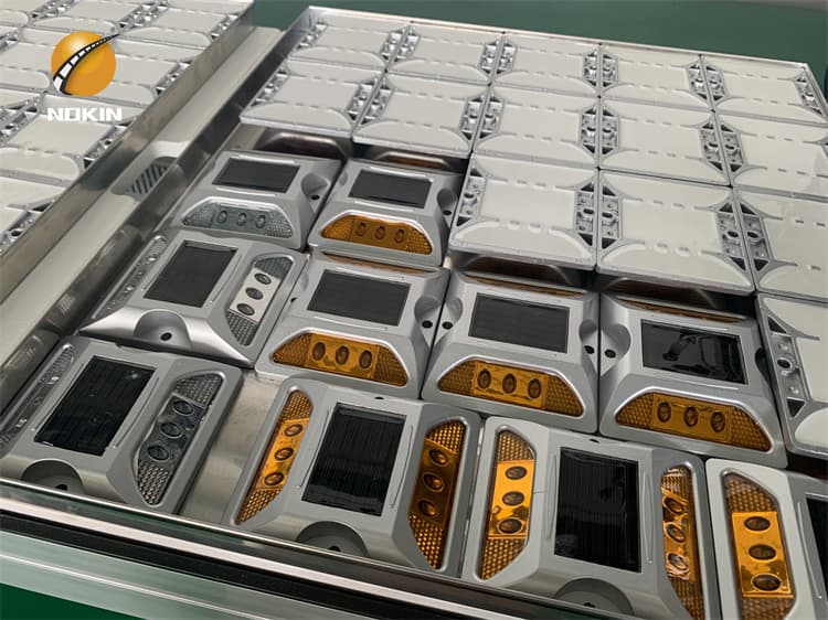 Raised type solar road studs