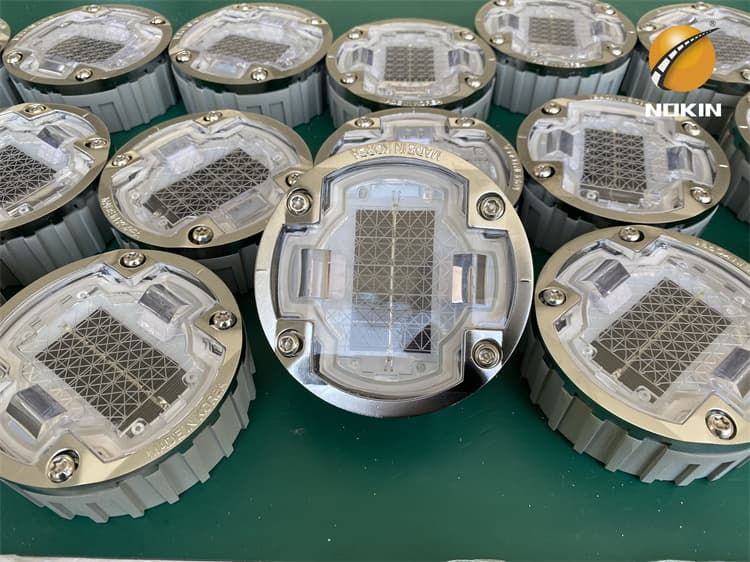 Reflective solar road stud for freeway