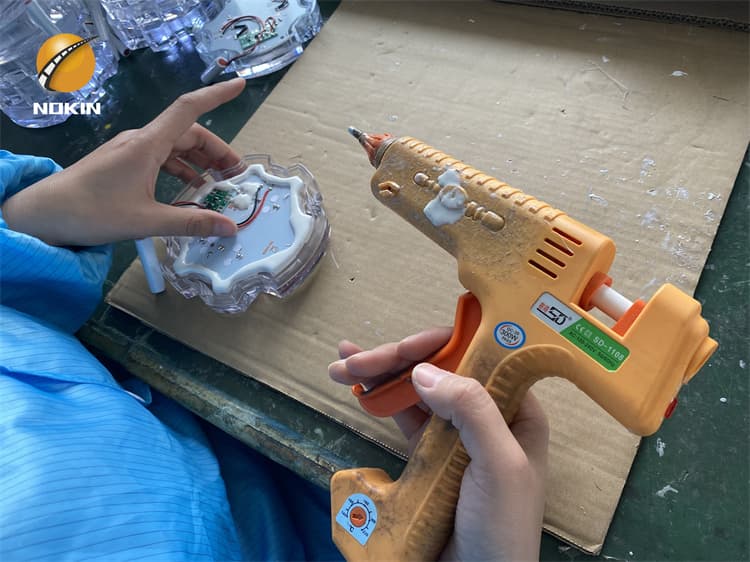 Reflective solar road stud for freeway