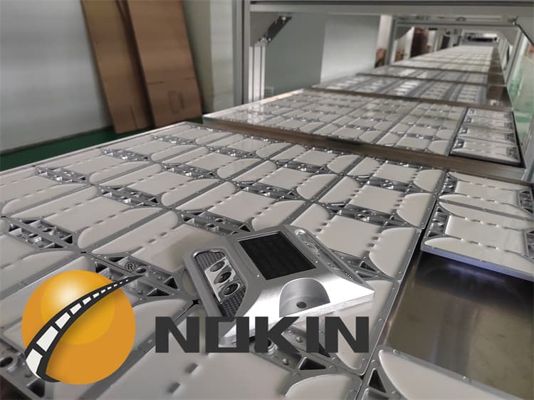 Road Safety Solar Studs Wholesale Trader