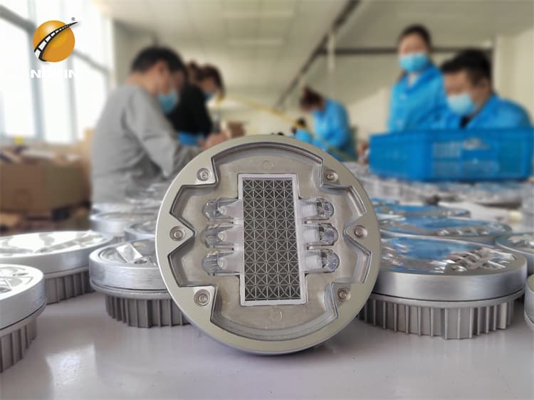 Waterproof and pressure resistant solar road stud