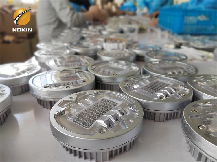 Waterproof and pressure resistant solar road stud