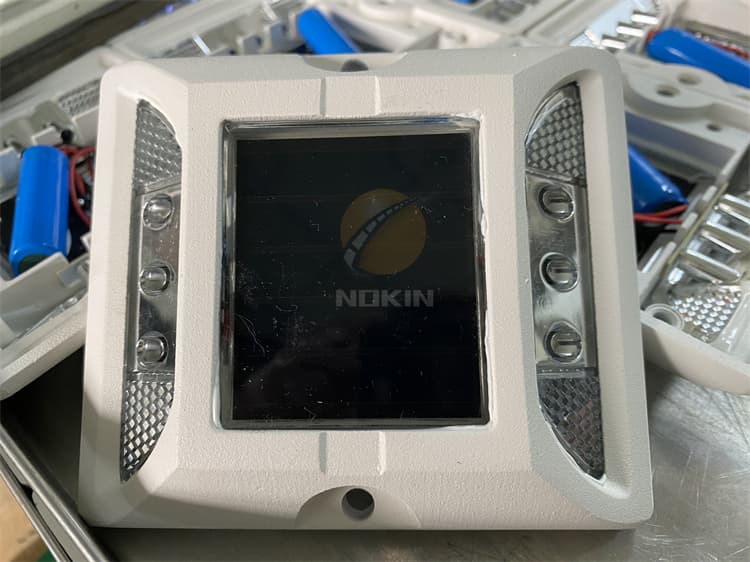 wholesale IP68 high brightness traffic safety flashing light solar road studs