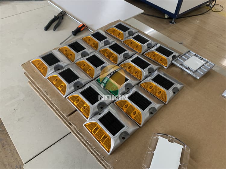 Aluminum Solar Cat Eyes Green Road Marker