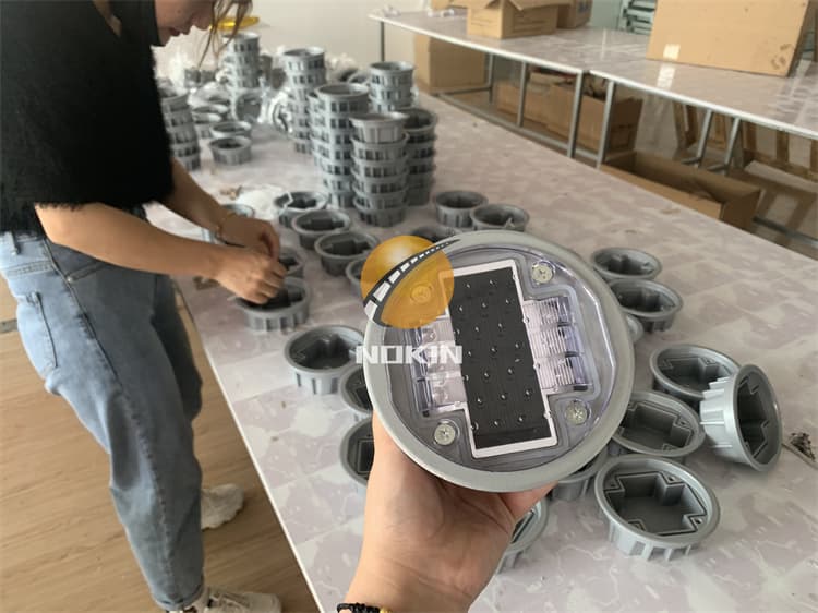 Flashing Solar Cat Eyes White Road Marker