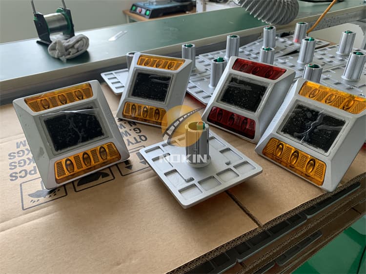 ROHS Solar Road Stud Light Pavement Marker For Road Safety