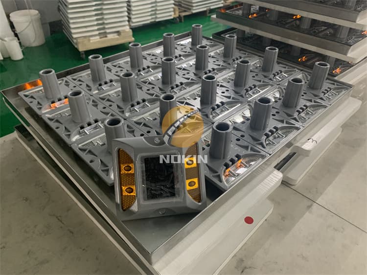 Square Motorway Road Studs Reflector With Shank