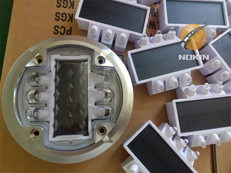 Solar-powered super capacitor led solar studs