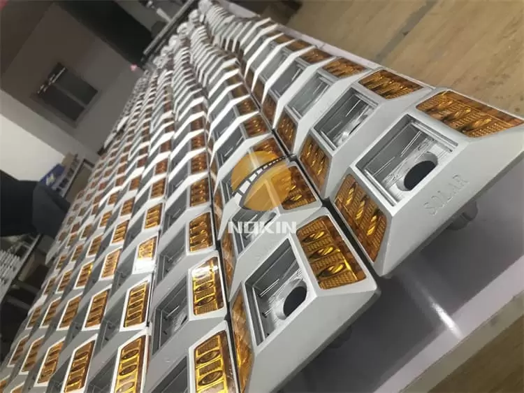 20ml headspace vialRoHS itinaas ang mga led solar stud na may diskwento